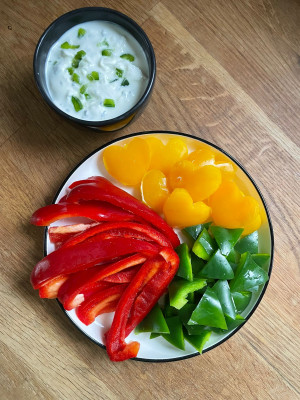bunte Paprika mit Dip